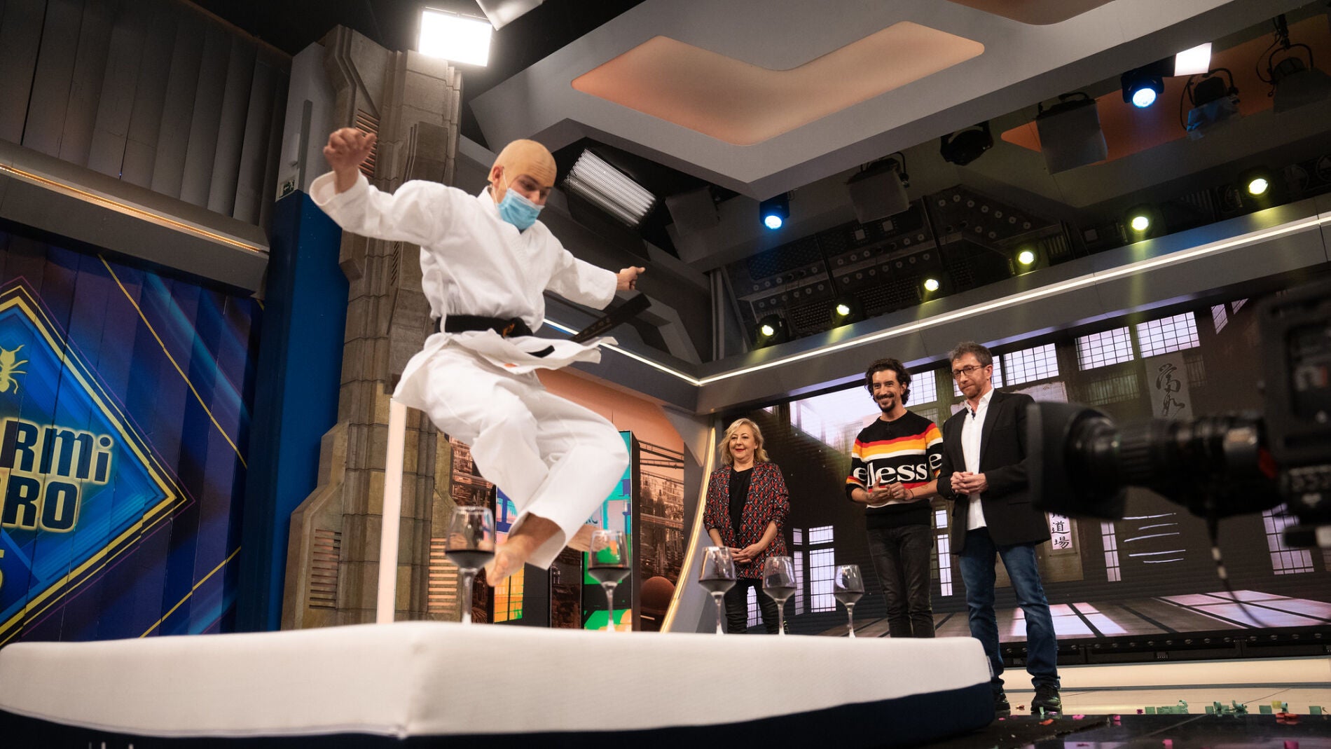 Marron pone a prueba el colchón a prueba de golpes de la forma más extrema