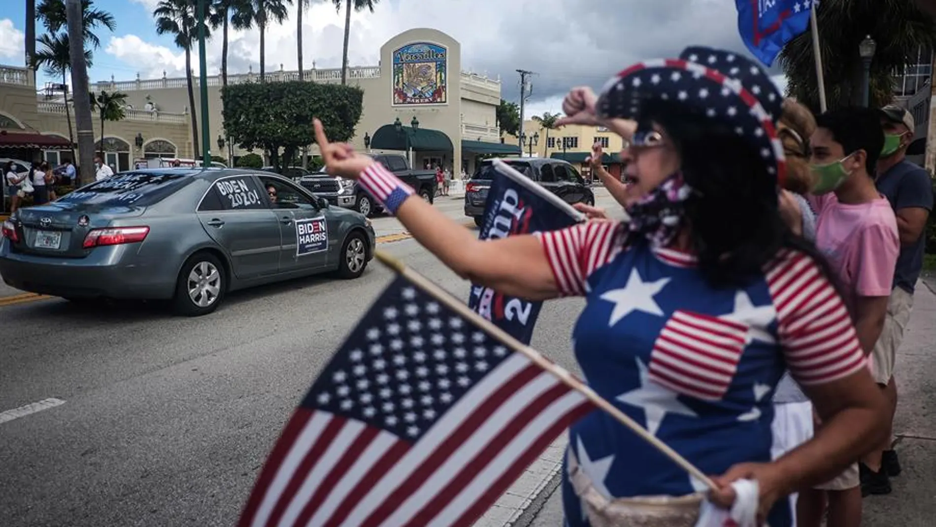 Elecciones EEUU 2020: Seguidores de Trump y Biden enfrentados en un acto en Florida (EEUU). Elecciones EEUU 2020: Seguidores de Trump y Biden enfrentados en un acto en Florida (EEUU).