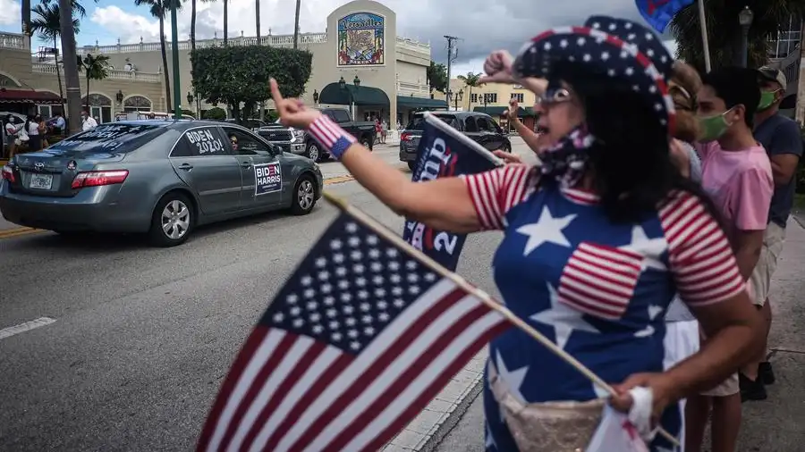 Elecciones EEUU 2020: Seguidores de Trump y Biden enfrentados en un acto en Florida (EEUU).