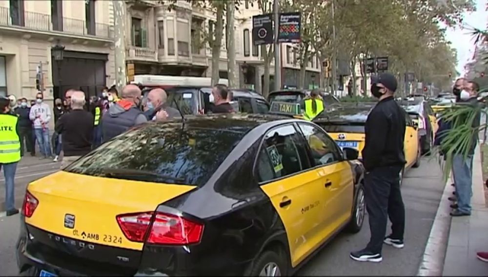 Manifestación de taxistas en Barcelona en protesta por la falta de ayudas contra la crisis del coronavirus