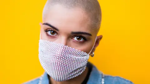 Pelo corto y mascarilla Pelo corto y mascarilla