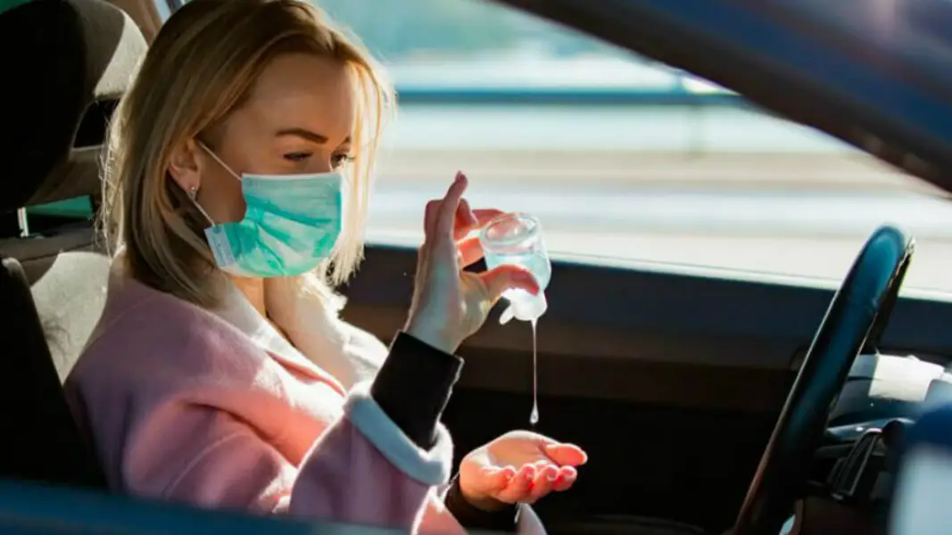 Gel hidroalcoh&oacute;lico en el coche