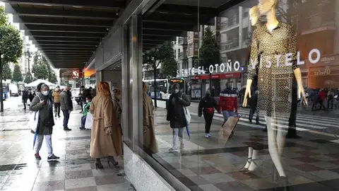 Entran en vigor nuevas restricciones en Asturias con el cierre de la hostelería y de comercios Entran en vigor nuevas restricciones en Asturias con el cierre de la hostelería y de comercios