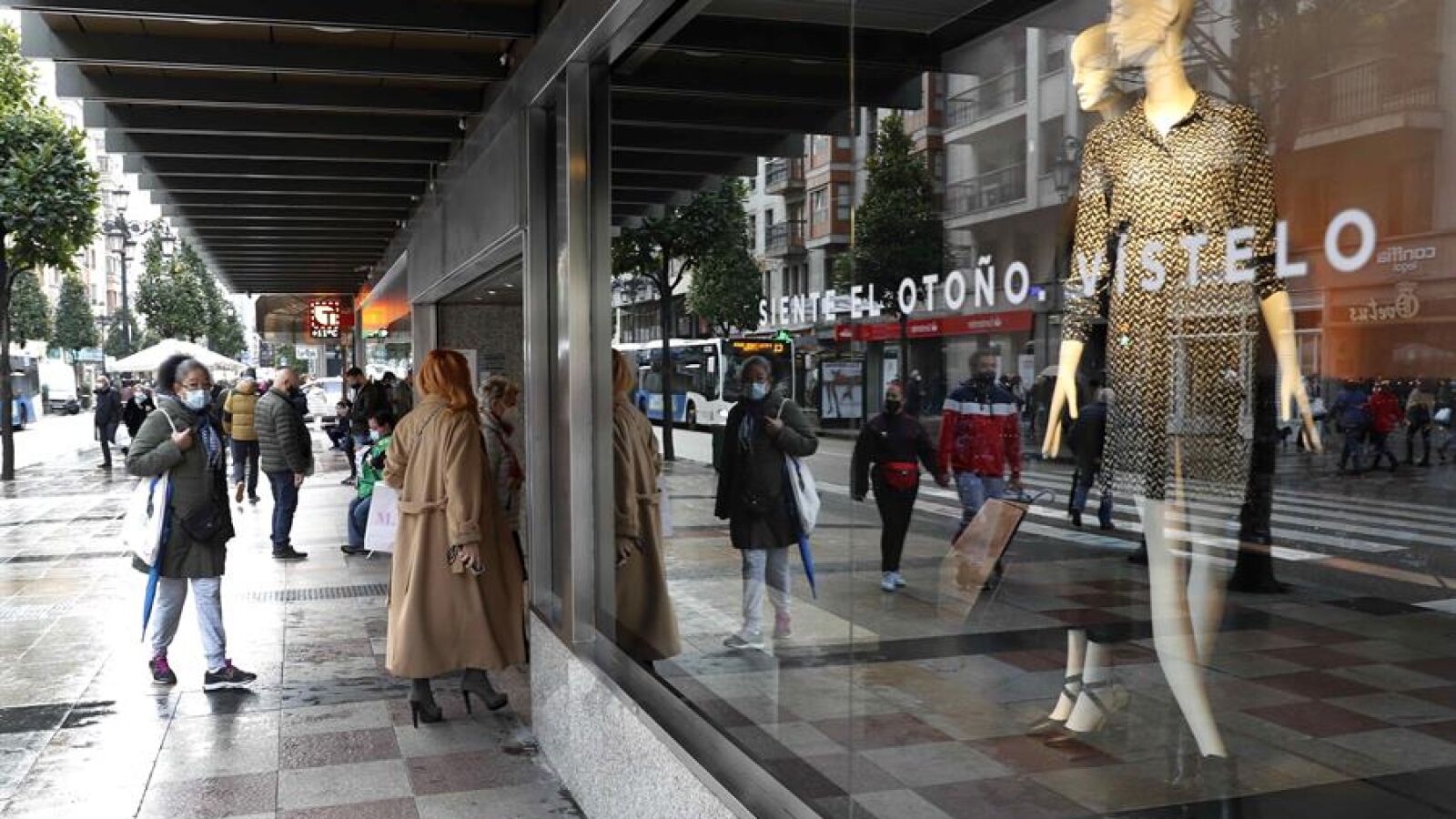 Largas colas en el inicio de una campaña de rebajas marcada por el coronavirus 