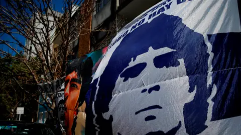 Seguidores despliegan pancartas frente a la clínica donde permanece internado el exfutbolista argentino Diego Maradona Seguidores despliegan pancartas frente a la clínica donde permanece internado el exfutbolista argentino Diego Maradona