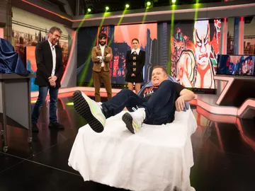 El Monaguillo "le hunde la vida" a Juan del Val con una tienda de campaña muy particular en 'El Hormiguero 3.0' El Monaguillo "le hunde la vida" a Juan del Val con una tienda de campaña muy particular en 'El Hormiguero 3.0'