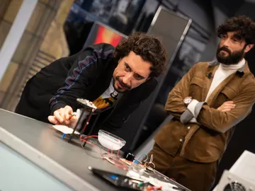 Marron sorprende a Blanca Suárez y Javier Rey con la levitación acústica más espectacular Marron sorprende a Blanca Suárez y Javier Rey con la levitación acústica más espectacular