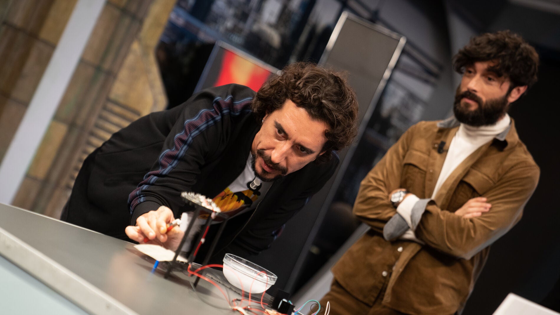 Marron sorprende a Blanca Suárez y Javier Rey con la levitación acústica más espectacular