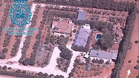 La plantación de marihuana oculta debajo de una pista de tenis La plantación de marihuana oculta debajo de una pista de tenis
