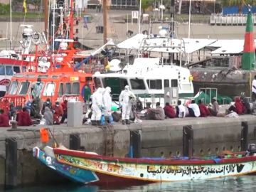 Un muerto y tres personas graves tras llegar en cayuco con unos 80 migrantes al sur de Tenerife 