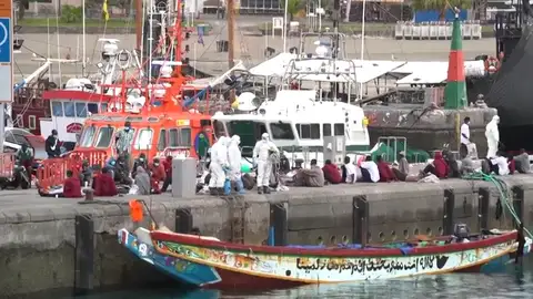 Un muerto y tres personas graves tras llegar en cayuco con unos 80 migrantes al sur de Tenerife Un muerto y tres personas graves tras llegar en cayuco con unos 80 migrantes al sur de Tenerife
