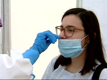 Preocupación entre familias y sindicatos ante la decisión de la Generalitat de que los alumnos se tomen a sí mismos las muestras para las pruebas de coronavirus