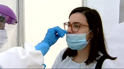 Preocupación entre familias y sindicatos ante la decisión de la Generalitat de que los alumnos se tomen a sí mismos las muestras para las pruebas de coronavirus Preocupación entre familias y sindicatos ante la decisión de la Generalitat de que los alumnos se tomen a sí mismos las muestras para las pruebas de coronavirus
