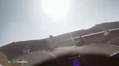 Sobrecogedor accidente entre unos motoristas y unos ciclistas en una carretera de Alicante