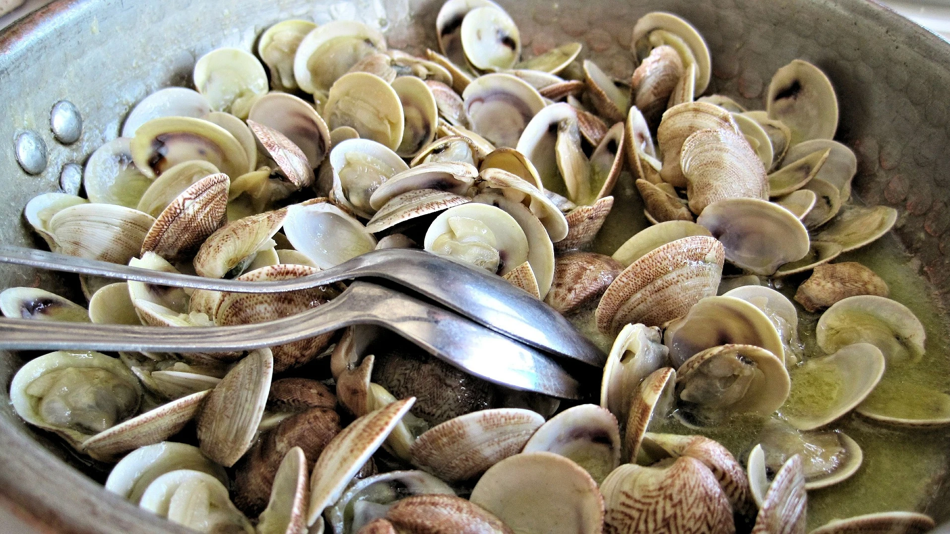 Consigue unas almejas al punto con los pasos de Karlos Arguiñano: abiertas, deliciosas y tiernas Consigue unas almejas al punto con los pasos de Karlos Arguiñano: abiertas, deliciosas y tiernas