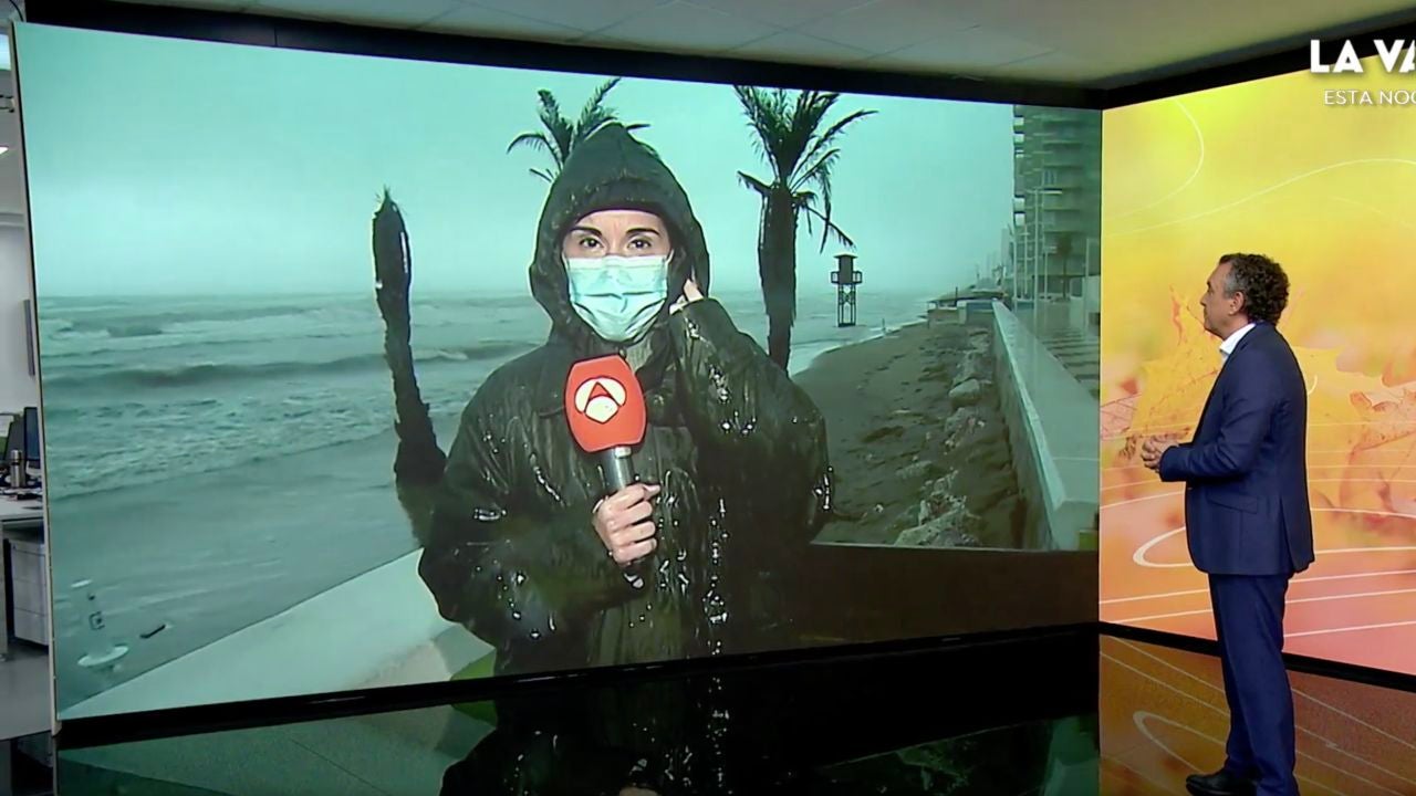 Un rayo sorprende a una periodista de Antena 3 Noticias en pleno directo