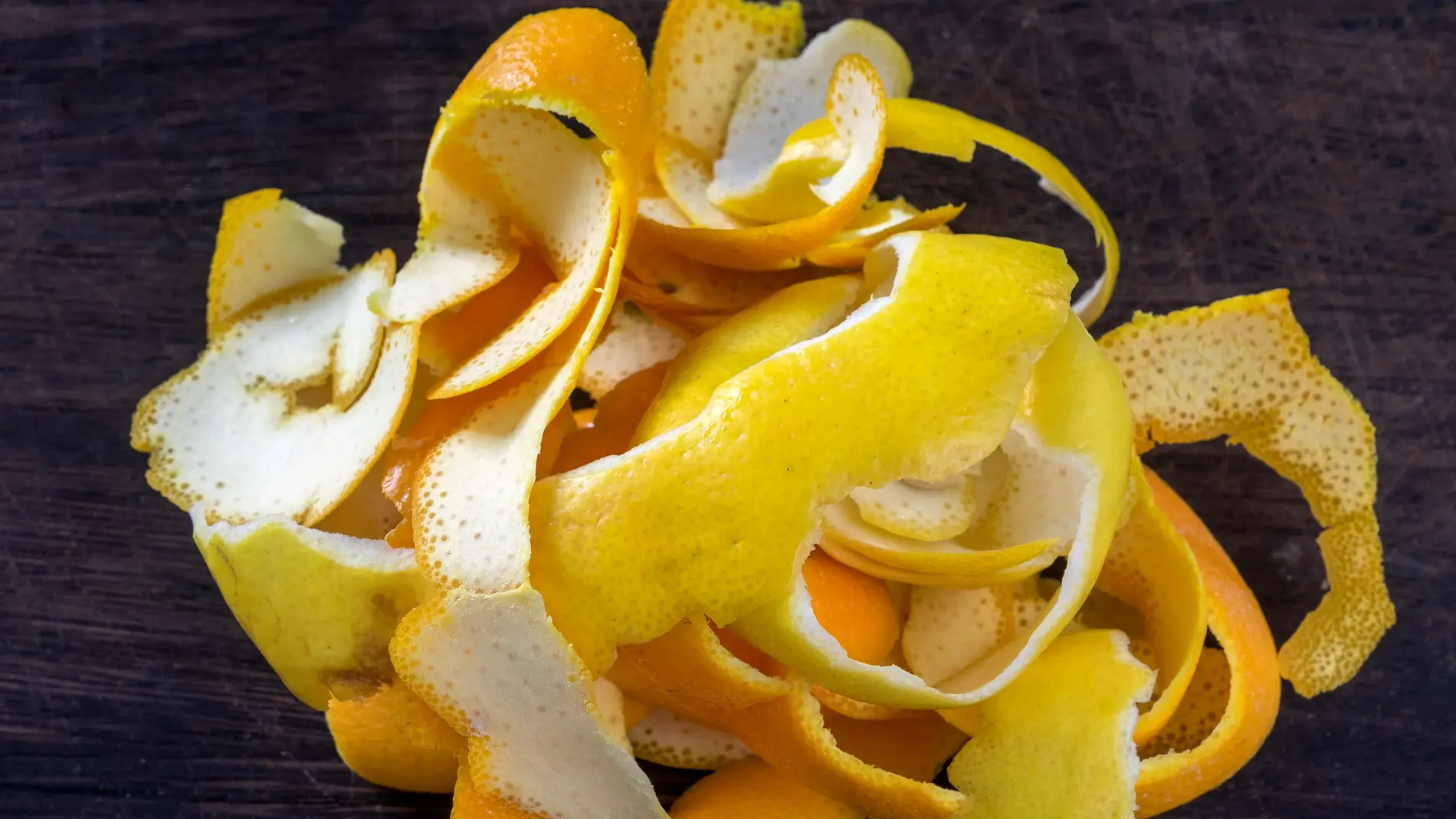 Cáscaras de limón y naranja