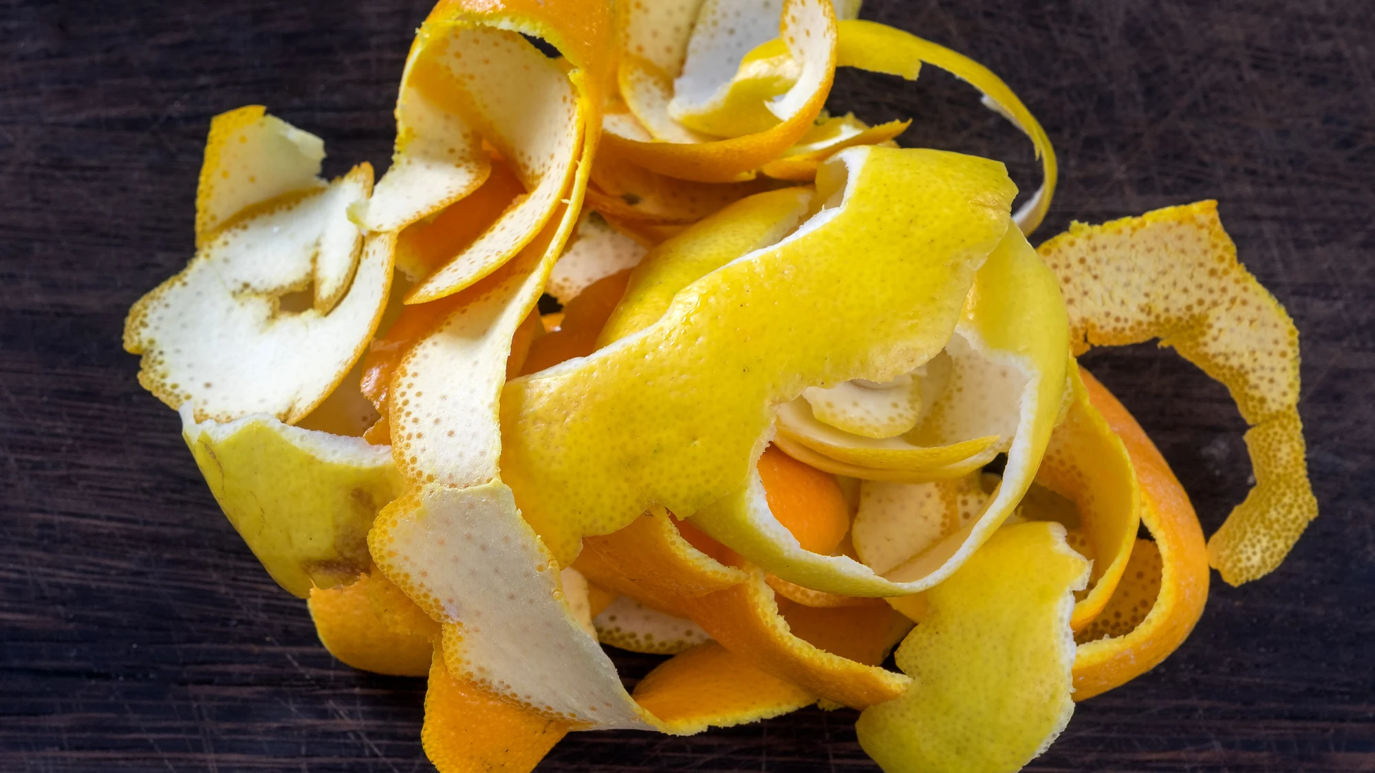 Cáscaras de limón y naranja Cáscaras de limón y naranja