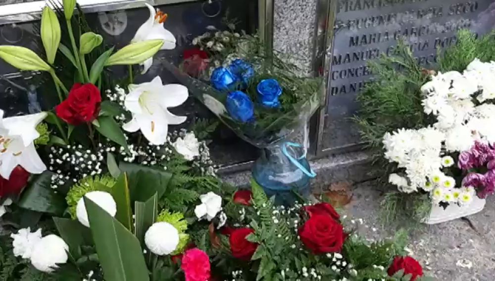 Una persona anónima deposita cuatro rosas azules sobre la tumba de un piloto gallego de rallys fallecido en 2013