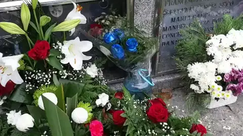 Una persona anónima deposita cuatro rosas azules sobre la tumba de un piloto gallego de rallys fallecido en 2013 Una persona anónima deposita cuatro rosas azules sobre la tumba de un piloto gallego de rallys fallecido en 2013