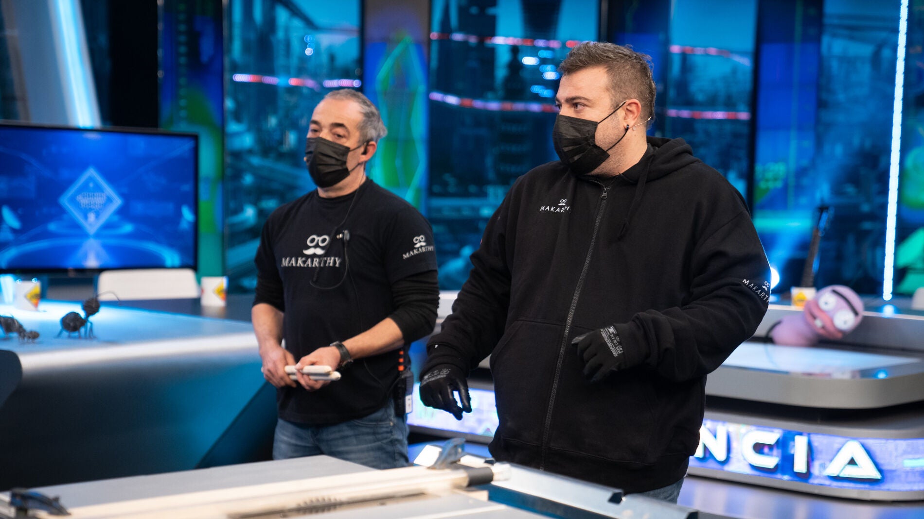 Marron deja en 'shock' a Sebastián Yatra mostrando cómo un trozo de madera puede convertirse en proyectil