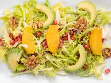 Ponle color a la vida con la receta 'healthy' de Karlos Arguiñano: ensalada de aguacate, naranja y granada