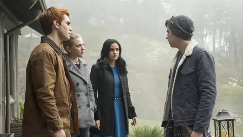 KJ Apa, Lili Reinhart, Camila Mendes y Cole Sprouse en 'Riverdale' KJ Apa, Lili Reinhart, Camila Mendes y Cole Sprouse en 'Riverdale'