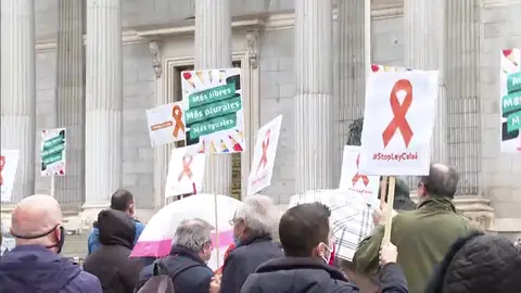 PSOE, Podemos y ERC aprueban que el castellano no sea oficial en la enseñanza y restricciones para los colegios concertados PSOE, Podemos y ERC aprueban que el castellano no sea oficial en la enseñanza y restricciones para los colegios concertados