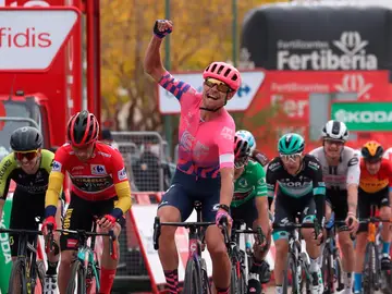 El ciclista Magnus Cort Nielsen celebra la victoria en Ciudad Rodrigo El ciclista Magnus Cort Nielsen celebra la victoria en Ciudad Rodrigo
