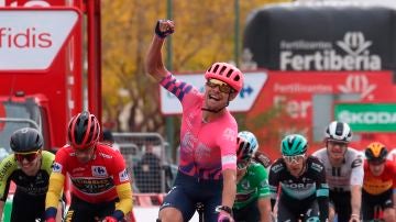 El ciclista Magnus Cort Nielsen celebra la victoria en Ciudad Rodrigo