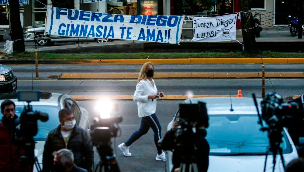 Seguidores y periodistas aguardan frente a la clínica Olivos en Buenos Aires