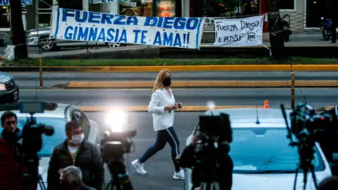 Seguidores y periodistas aguardan frente a la clínica Olivos en Buenos Aires Seguidores y periodistas aguardan frente a la clínica Olivos en Buenos Aires