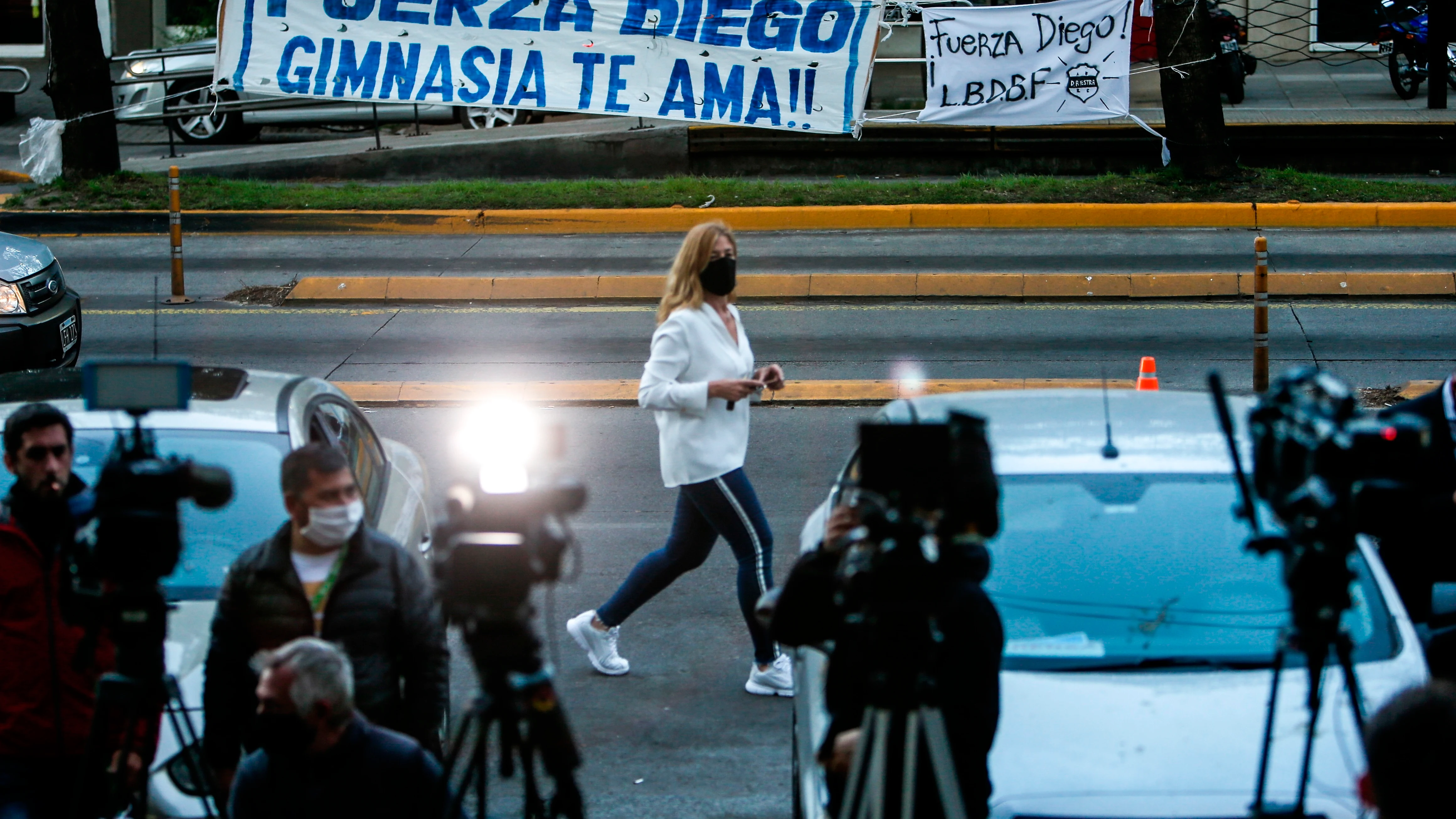 Seguidores y periodistas aguardan frente a la clínica Olivos en Buenos Aires Seguidores y periodistas aguardan frente a la clínica Olivos en Buenos Aires