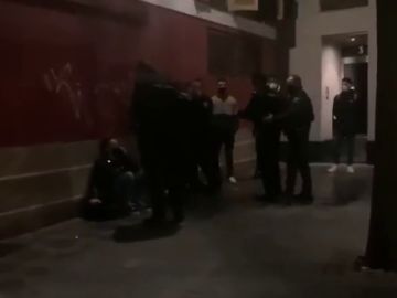 Varios identificados por la agresión a un fotógrafo que tomaba imágenes del cierre de bares en Valladolid 