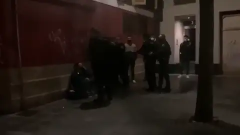 Varios identificados por la agresión a un fotógrafo que tomaba imágenes del cierre de bares en Valladolid Varios identificados por la agresión a un fotógrafo que tomaba imágenes del cierre de bares en Valladolid