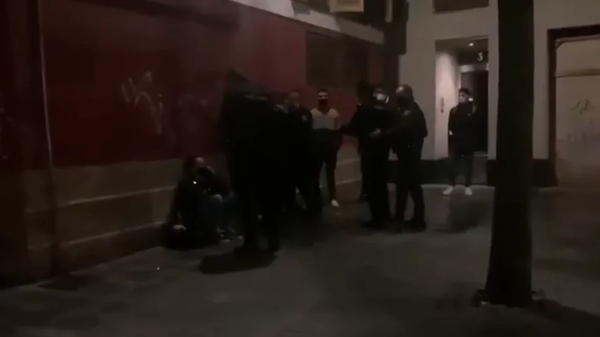 Varios identificados por la agresión a un fotógrafo que tomaba imágenes del cierre de bares en Valladolid Varios identificados por la agresión a un fotógrafo que tomaba imágenes del cierre de bares en Valladolid
