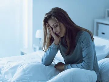 Mujer con insomnio Mujer con insomnio