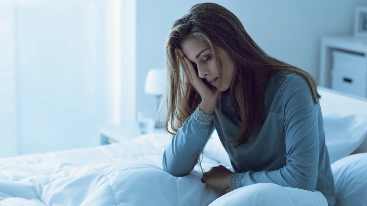 Mujer con insomnio Mujer con insomnio