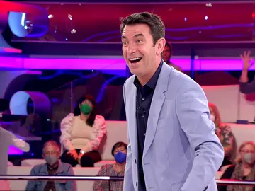 "¿Sabes que Sara Montiel dedicó una canción a los pizzeros?": Arturo Valls deja asombrados a todos en ‘¡Ahora caigo!’ "¿Sabes que Sara Montiel dedicó una canción a los pizzeros?": Arturo Valls deja asombrados a todos en ‘¡Ahora caigo!’