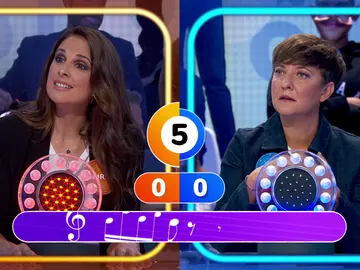 Roberto Leal se aprovecha de un fallo anunciado para escuchar cantar a Nuria Fergó en ‘La Pista’ Roberto Leal se aprovecha de un fallo anunciado para escuchar cantar a Nuria Fergó en ‘La Pista’