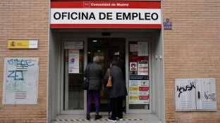 Dos personas entran en una oficina de empleo