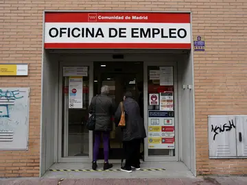 Dos personas entran en una oficina de empleo Dos personas entran en una oficina de empleo