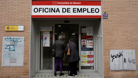 Dos personas entran en una oficina de empleo Dos personas entran en una oficina de empleo
