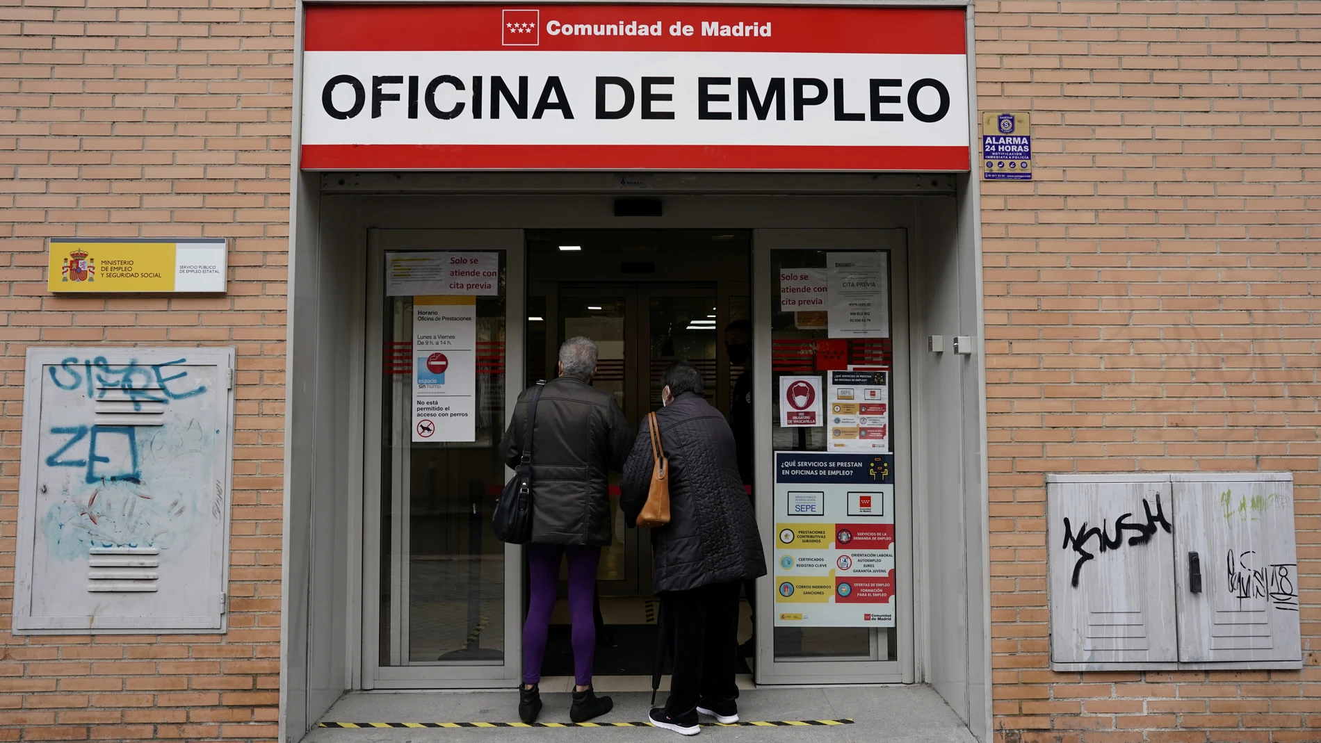 Dos personas entran en una oficina de empleo Dos personas entran en una oficina de empleo
