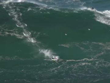 Un surfista cae en una ola en Nazaré