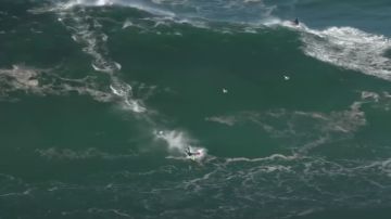 Un surfista cae en una ola en Nazaré