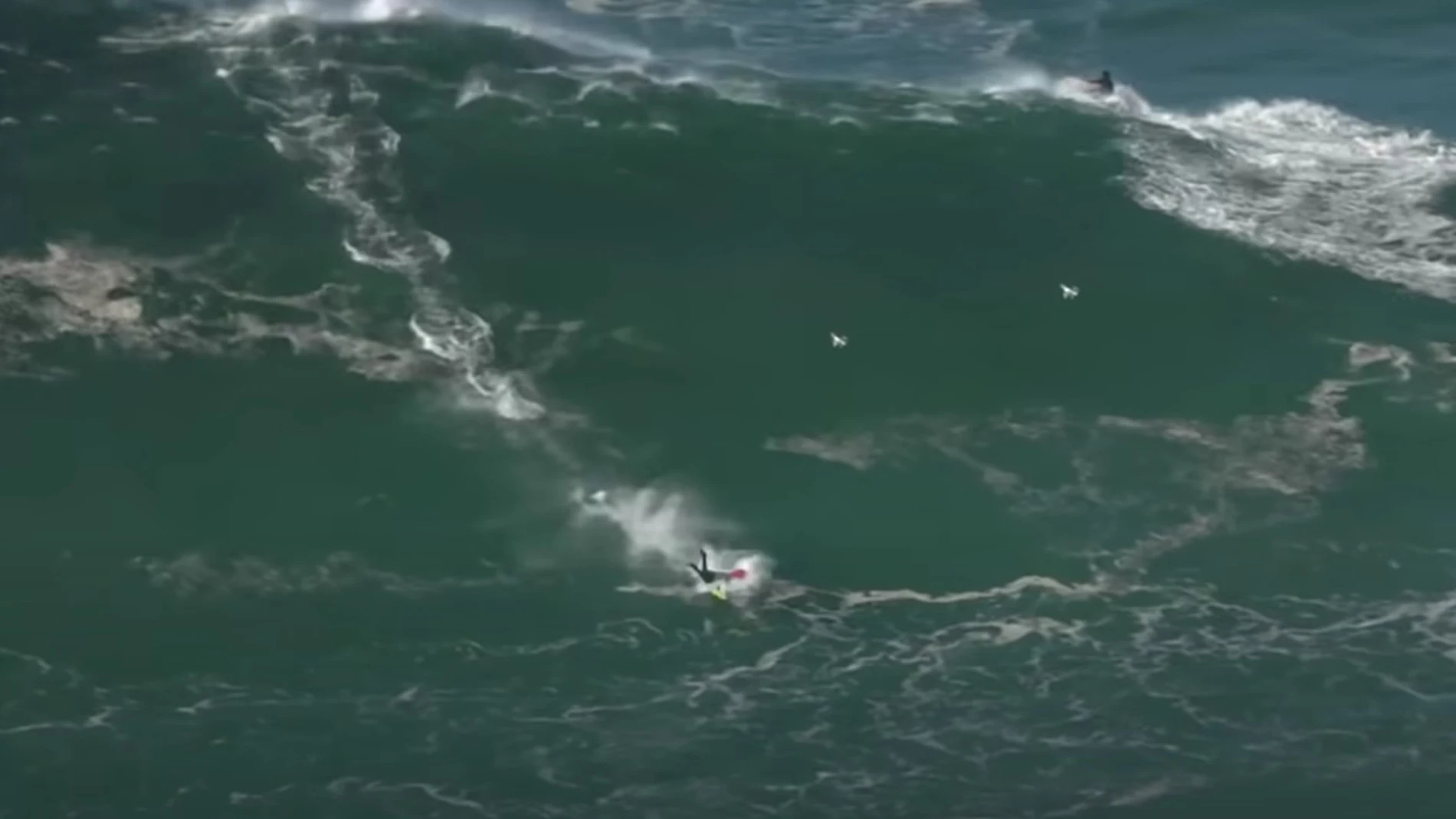 Un surfista cae en una ola en Nazaré Un surfista cae en una ola en Nazaré