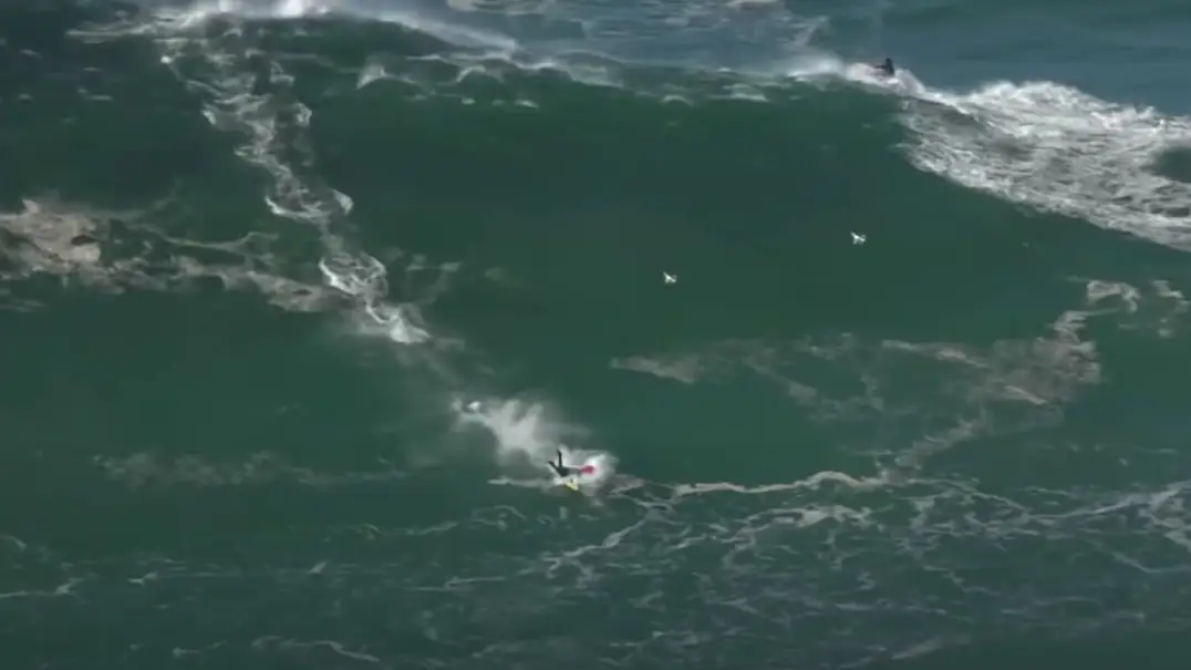 Un surfista cae en una ola en Nazar&eacute;
