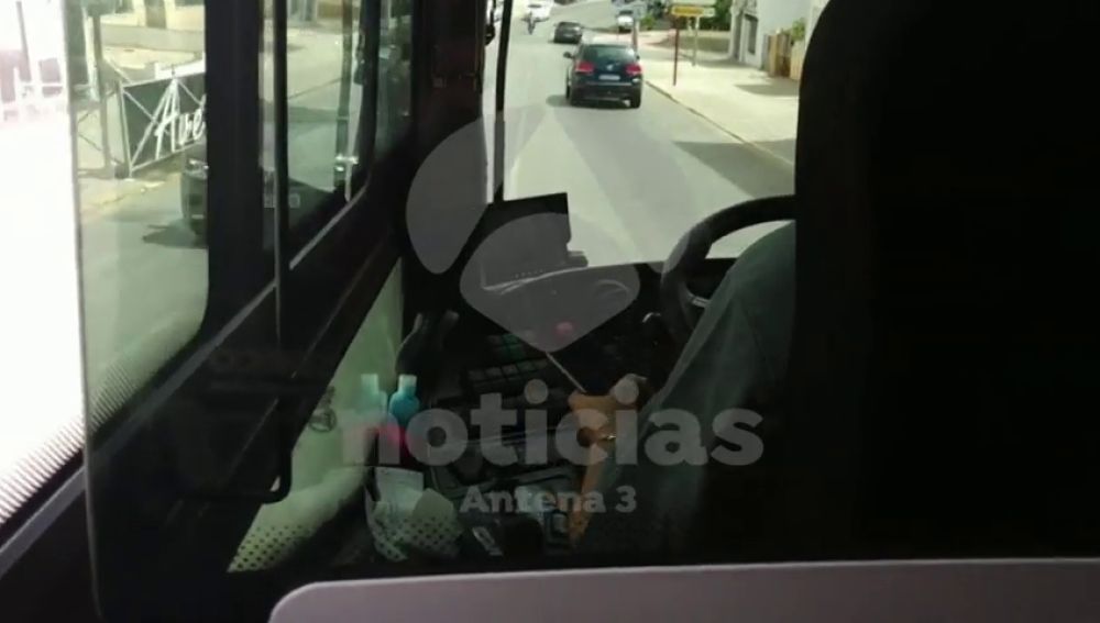 Un conductor de autobús de Cádiz 'pillado' por uno de sus pasajeros usando el móvil en reiteradas ocasiones 