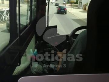 Un conductor de autobús de Cádiz 'pillado' por uno de sus pasajeros usando el móvil en reiteradas ocasiones 